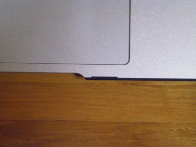 INCIPIOのケースをMacBookAirの底面に装着その２