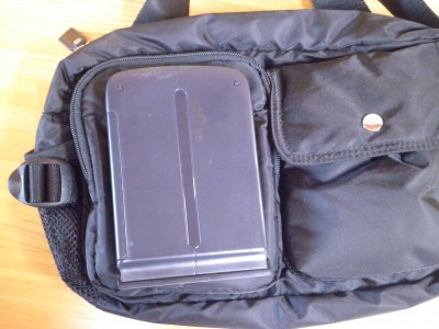 ユニクロのショルダーバッグ全面ポケットにリュウドのキーボード