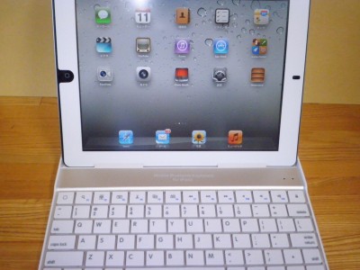 【HAIKAU】 ニューモデル iPad2 bluetoothキーボード内蔵アルミケースにiPad2を立ててみたところ