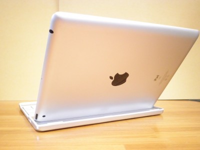 【HAIKAU】 ニューモデル iPad2 bluetoothキーボード内蔵アルミケースにiPad2を立てて後ろから見た感じ 【HAIKAU】 ニューモデル iPad2 bluetoothキーボード内蔵アルミケースにiPad2を立ててみたところ