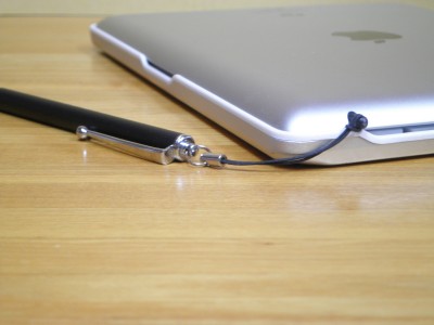 iPadにイヤホンジャックストラップパーツでスタイラスペンを挿入
