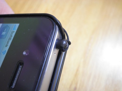 イヤホンジャックストラップをiPhoneに挿入