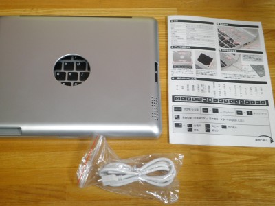 iPad 2をMacBook Pro風にするキーボード型ケース「NoteBookCase for iPad2」内容物 iPad 2をMacBook Pro風にするキーボード型ケース「NoteBookCase for iPad2」内容物