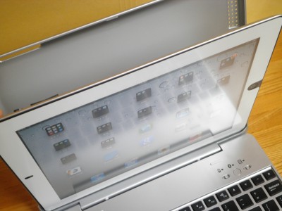 「NoteBookCase for iPad2」にiPad2を嵌め込むところ 「NoteBookCase for iPad2」にiPad2を嵌め込むところ