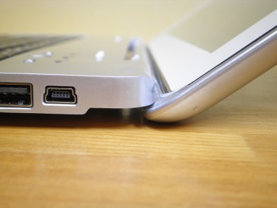 底面が浮いてしまう「NoteBookCase for iPad2」 底面が浮いてしまう「NoteBookCase for iPad2」