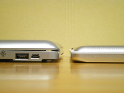 「Mobile Bluetooth Keyboard for iPad2」との厚さ比較 「Mobile Bluetooth Keyboard for iPad2」との厚さ比較