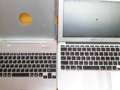 「NoteBookCase for iPad2(KYBTINCA)」とMacBookAirを並べて見たところ 「NoteBookCase for iPad2(KYBTINCA)」とMacBookAirを並べて見たところ