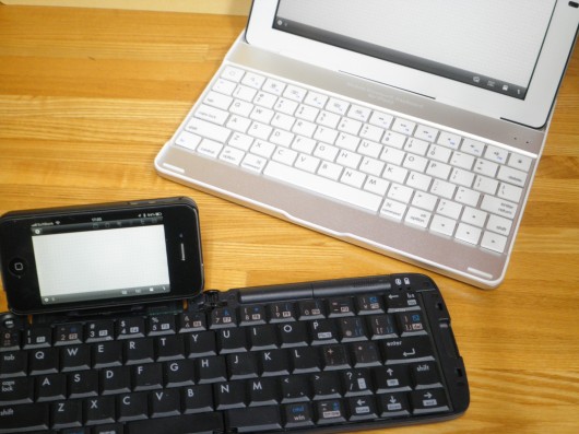 Bluetoothキーボードを装着したiPhoneとiPad