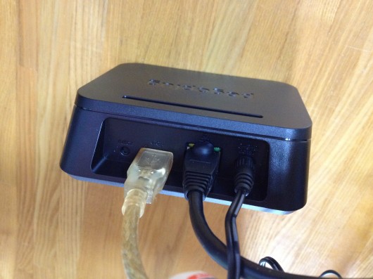 Pogoplug Mobile背面に各種ケーブルを接続 Pogoplug Mobile背面に各種ケーブルを接続