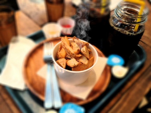 「CAFE SALVADOR」のアイスコーヒーとフライドポテト 「CAFE SALVADOR」のアイスコーヒーとフライドポテト