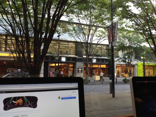 「CAFE SALVADOR」で通りを眺めながらiMACでウエブ閲覧 「CAFE SALVADOR」で通りを眺めながらiMACでウエブ閲覧