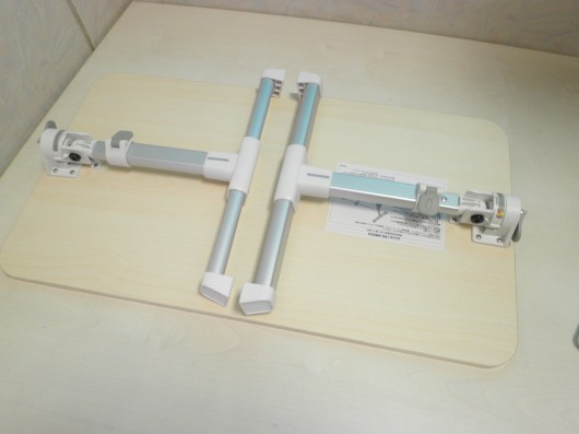 スタンディングデスク用のローデスクを折りたたんだところ