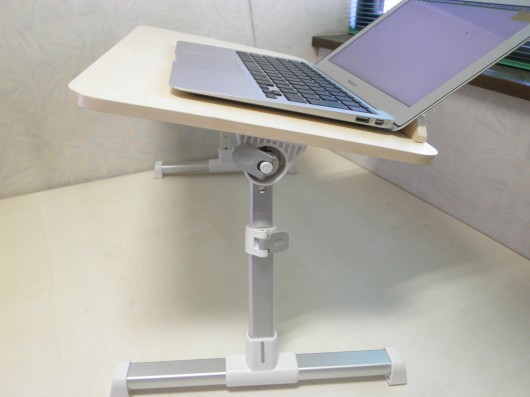 スタンディングデスク用のローデスクの角度調整