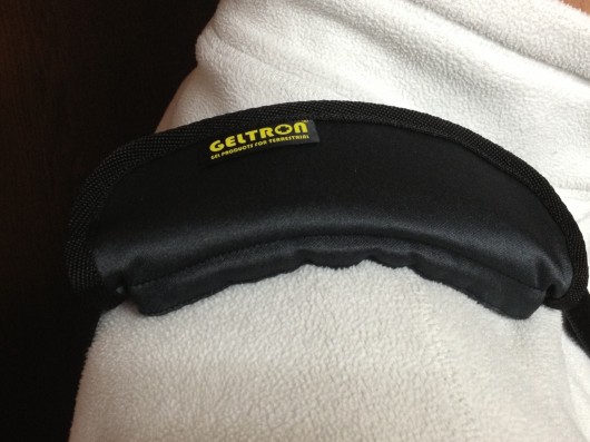 ジェルトロンショルダーパッドをショルダーベルトに装着して肩にかけてみた ジェルトロンショルダーパッドをショルダーベルトに装着して肩にかけてみた