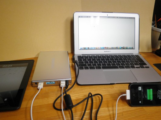 HyperJuice2でMacBookAirとiPad、iPhoneを同時に充電
