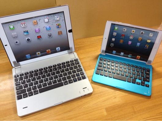 Bluetoothキーボードを装着したiPadとiPad mini