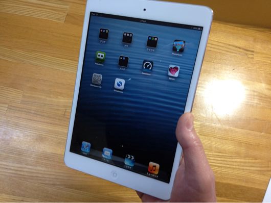 Bunker Ringを装着したiPadminiは縦持ち横持ちもラクラク Bunker Ringを装着したiPadminiは縦持ち横持ちもラクラク