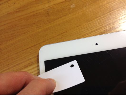 ダイソーのiPad mini用防指紋保護フィルムをヘラで気泡を抜きながら貼り付け ダイソーのiPad mini用防指紋保護フィルムをヘラで気泡を抜きながら貼り付け
