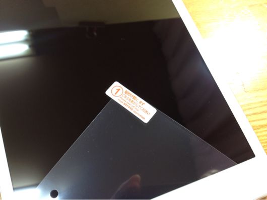 ダイソーのiPad mini用防指紋保護フィルム貼り付け開始 ダイソーのiPad mini用防指紋保護フィルム貼り付け開始