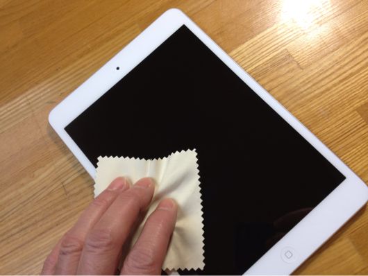 ダイソーのiPad mini用防指紋保護フィルム貼り付け準備 ダイソーのiPad mini用防指紋保護フィルム貼り付け準備
