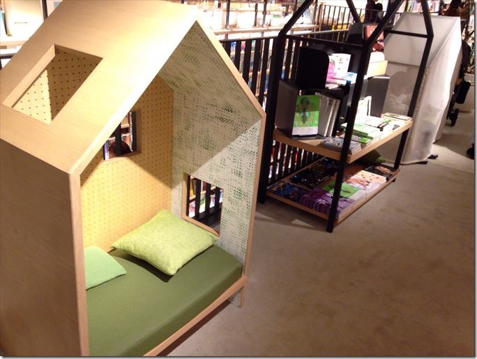柏の葉T-SITE蔦屋書店2階の小部屋風椅子